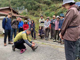 人気登山ガイド智さんと行く春のハジメテトザン 山犬嶽 苔の名勝を訪れる