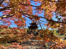 中国風庭園 冠嶽園と紅葉する山々との景色は絶景