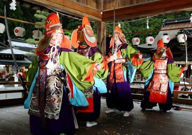 桜と共演、十二段舞楽奉納 森町・天宮神社｜静岡新聞DIGITAL