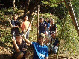 ヤックス自然学校「第45回サマーキャンプ：とことん森のひみつ基地作り」