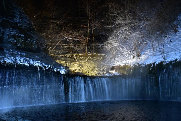 白糸の滝・真冬のライトアップ