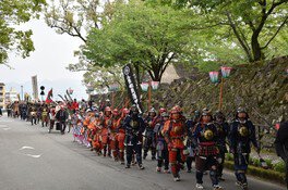 甲冑武者など総勢約200人が練り歩く人吉城武者行列