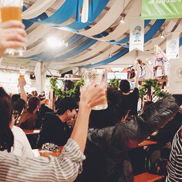 みんなで乾杯を歌い喜びをわかちあう