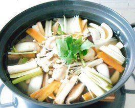 林賢宜さんの韓国料理教室　茸入り鍋物を作ろう