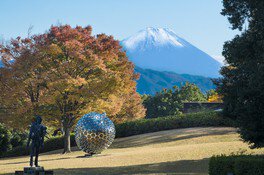 彫刻と富士山のコラボレーション