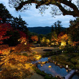 近代日本庭園と紅葉が織り成す幻想的空間