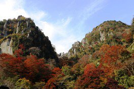 奇峰と渓谷が織りなす紅葉絶景が見どころ