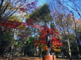 園内に設置された彫刻が紅葉を引き立てる