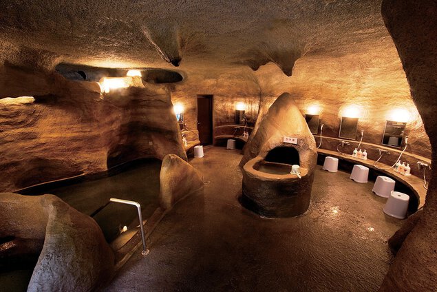 神秘的な空間が広がる洞窟風呂にはサウナもある