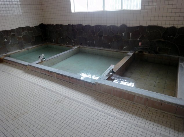 3種の浴槽が横に並び、順にお湯を流すことで湯温を調節している