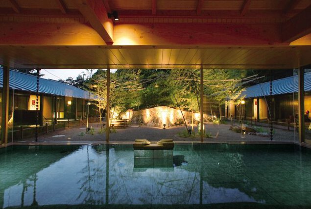 「椿の湯」では庭園と萩城跡をイメージした城壁を眺めながら温泉を楽しめる