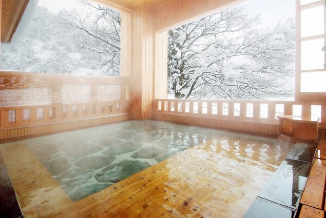 冬は女性用の露天風呂から雪景色を楽しめる