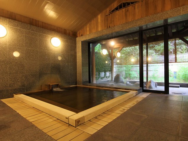 樹齢2000年の古代ヒノキを使った浴槽が特徴