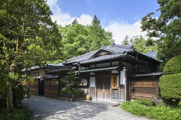 随所に菊の紋が残されていることから菊華荘と名付けられた旧御用邸