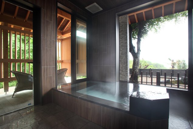 6つの貸切風呂のひとつで森林浴をしながら湯に浸かれる「望城」