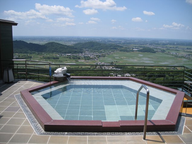 関東平野を一望できるパノラマ露天風呂「雲上の湯」