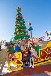 世界最大級のレゴデュプロクリスマスツリーの前ではレゴブロック製のトナカイが引くソリに乗って記念撮影ができる