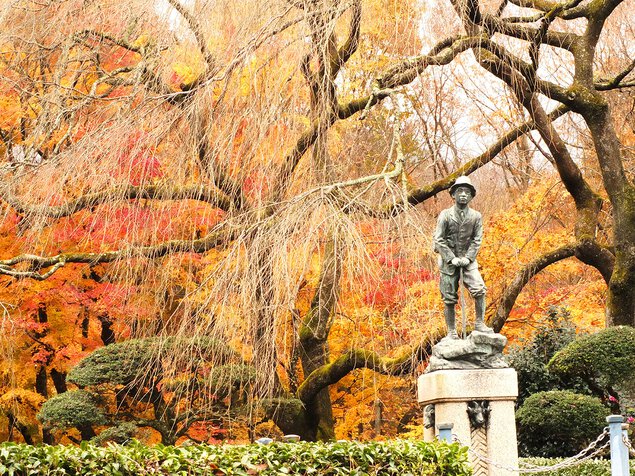 赤く染まる紅葉と秩父宮殿下の銅像