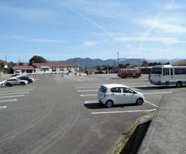 100台のスペースがある駐車場は観光バスも駐車可能