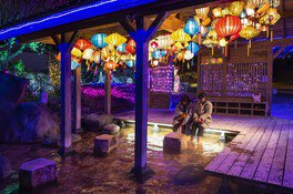 下田温泉足湯広場は色とりどりの提灯が並ぶ(2022年度撮影)