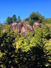 鬼岩公園の代表的な岩 蓮華岩。左側の岩が割れているところがあり「鬼の一刀岩」と名付けられた。