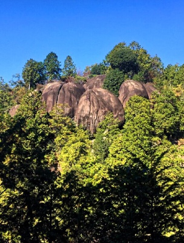 鬼岩公園の代表的な岩 蓮華岩。左側の岩が割れているところがあり「鬼の一刀岩」と名付けられた。