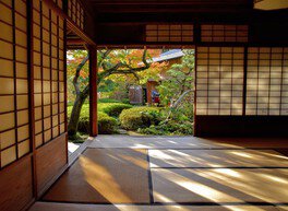 障子を開けると美しく開放的な日本庭園を望むことができる